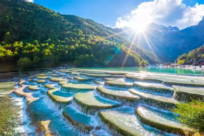 ทัวร์จีน เมืองคุนหมิง ทัวร์จีน คุนหมิง ภูเขาหิมะมังกรหยก โชว์จางอวี้โหมว ช่องเขาเสือกระโจน หุบเขาพระจันทร์สีน้ำเงิน เมืองเก่าลี่เจียง 6 วัน 5 คืน - TWP-BT-KMG25_KY